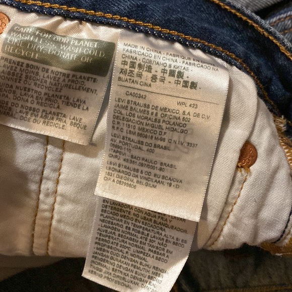 Levi’s “Shortie” Shorts with Button Fly - Picture 4 of 4